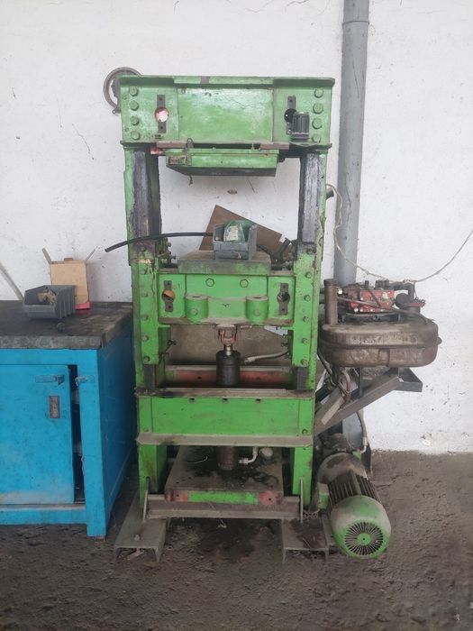 Продават се при интерес се обадете