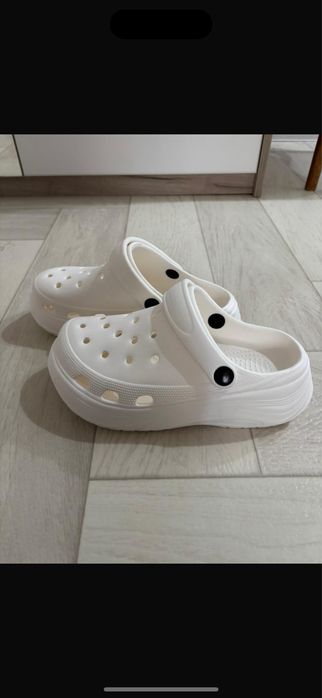Продам кроксы новые с аксесуарами