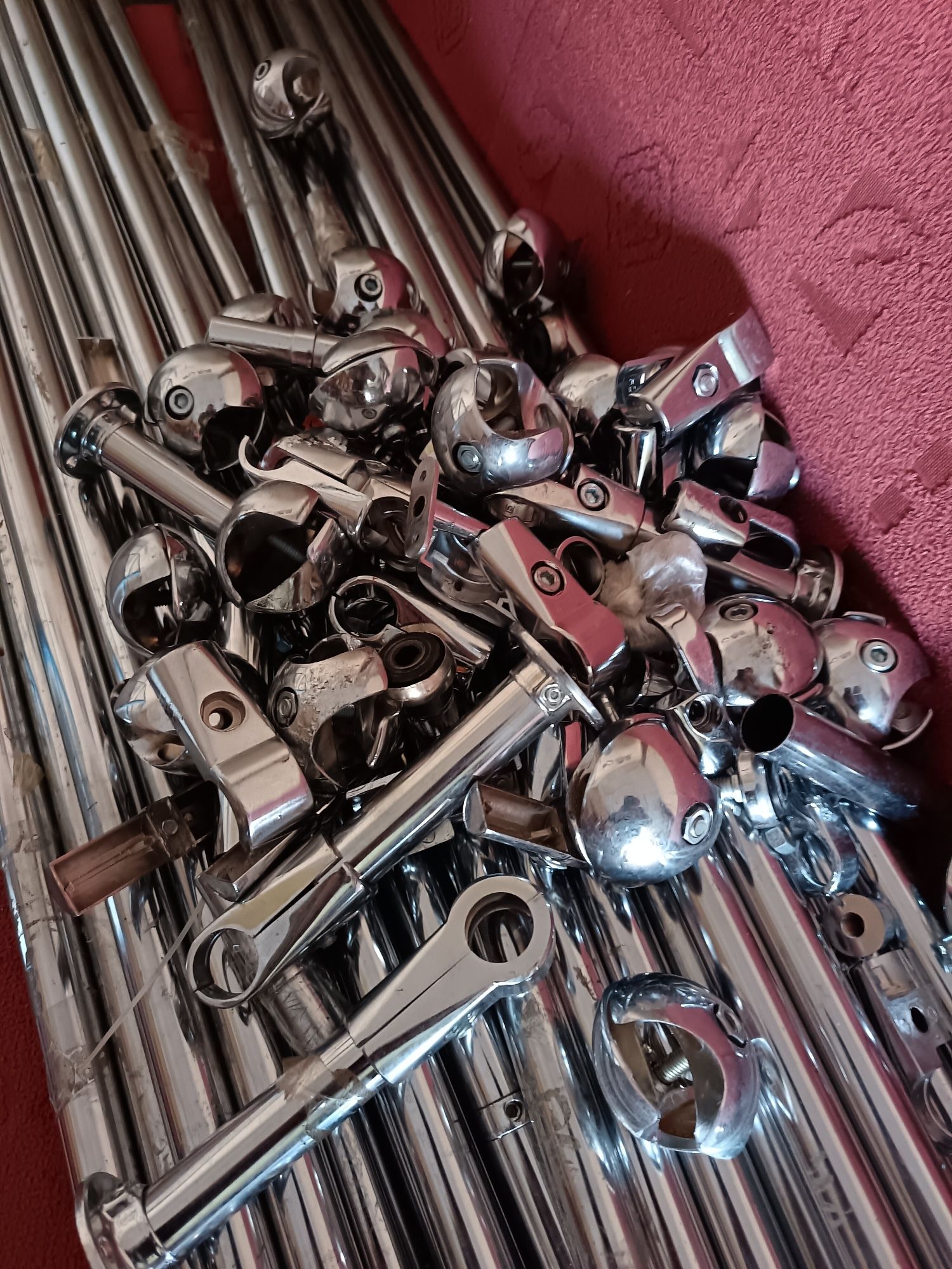 Продам б/у трубы с креплением