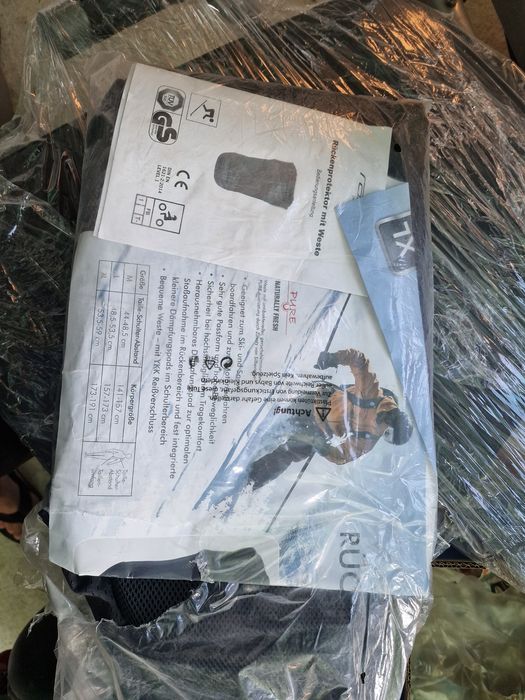 Каска и протектор гръб за ски спускане