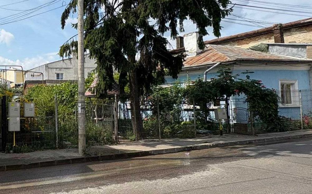 Vanzare casa si teren in centru vechi al  municipiului Botosani