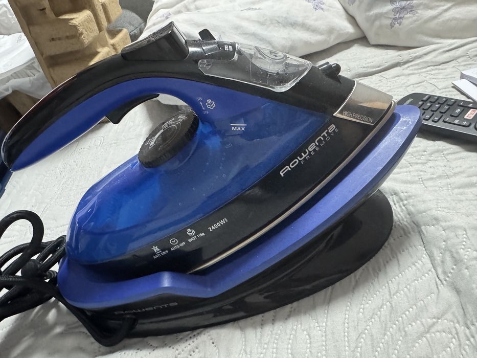 Fier de calcat cu abur fara fir ROWENTA Free move