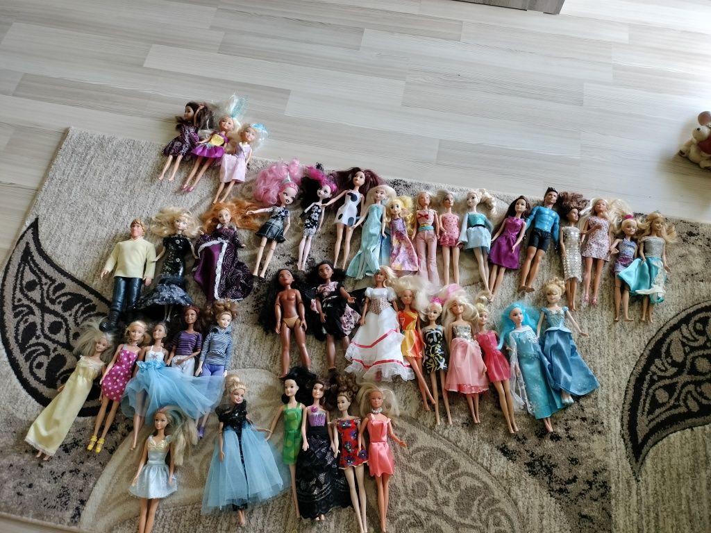 Lot de 40 păpuși barbie