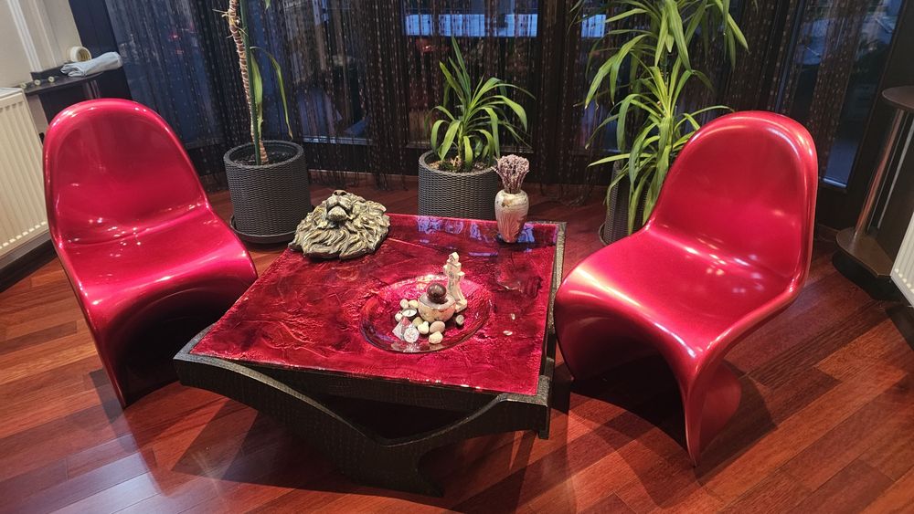 Vând masa rășină si piele,2 scaune Panton Red si 5 scaune de bar