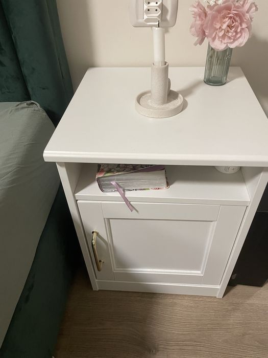 Vand mobilier complet cu masina de spalat.