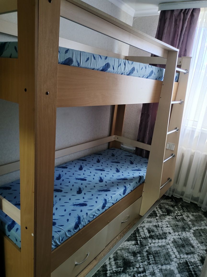 Продам двухъярусную кровать.