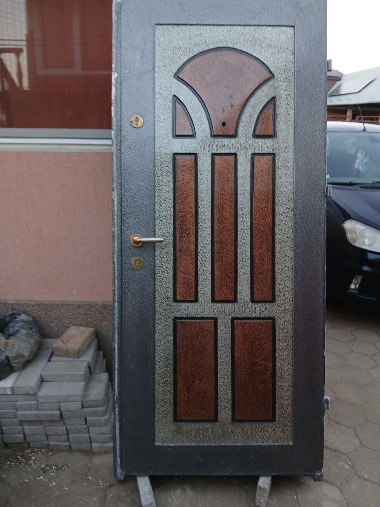 Ușa de metal   utilizata