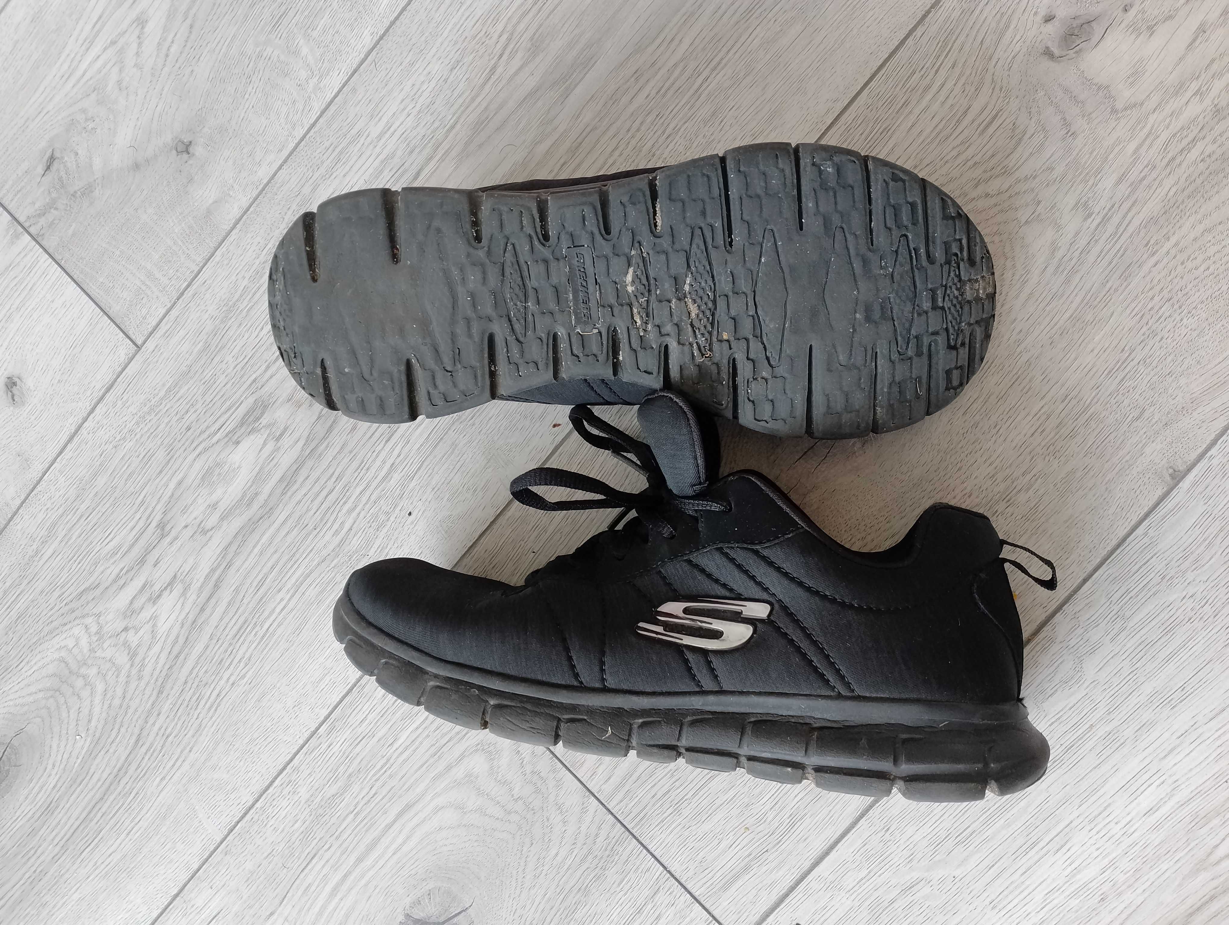 Vând pantofi sport Skechers