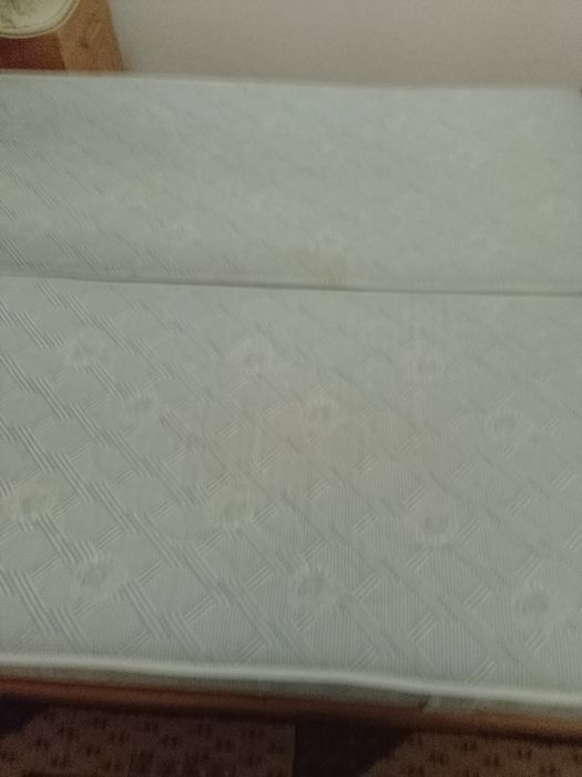 Pat din stejar masiv + saltele – calitate și rezistență!