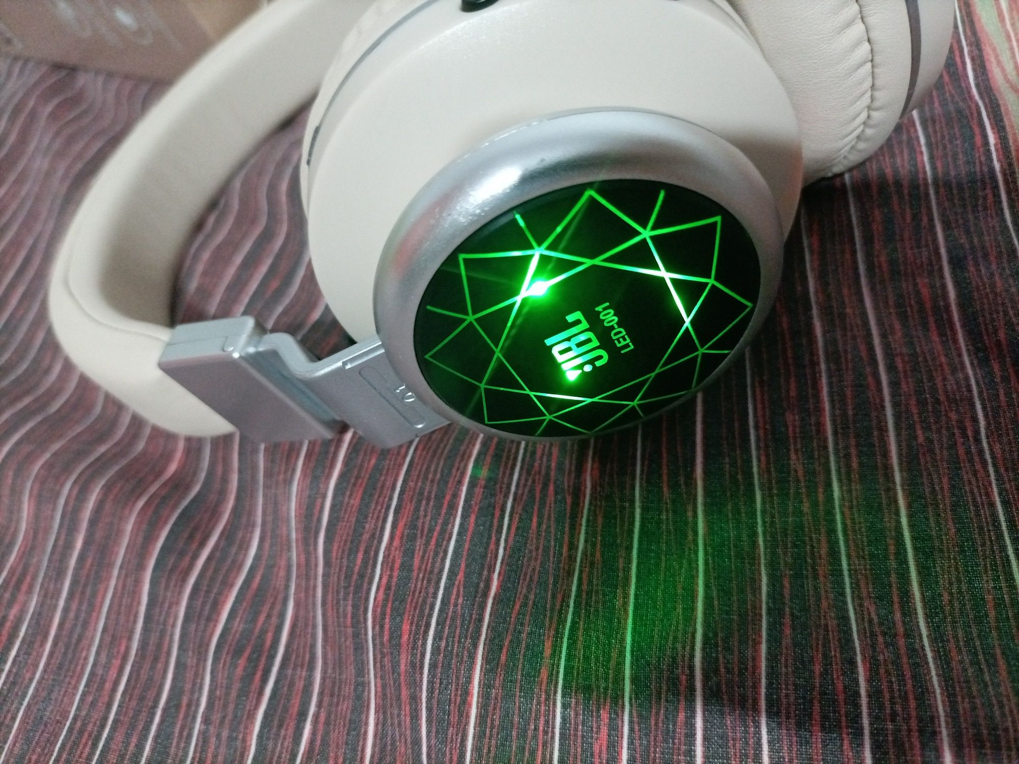 Слушалки JBL Seven color lightening system