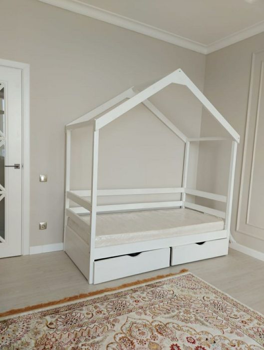 Детская кровать домик с двумя ящиками для хранения игрушек