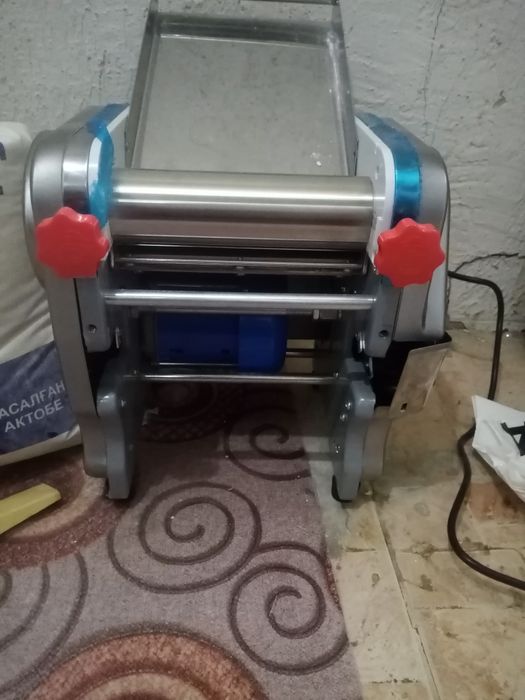 Продам тесто раскат машину электрические отл работает