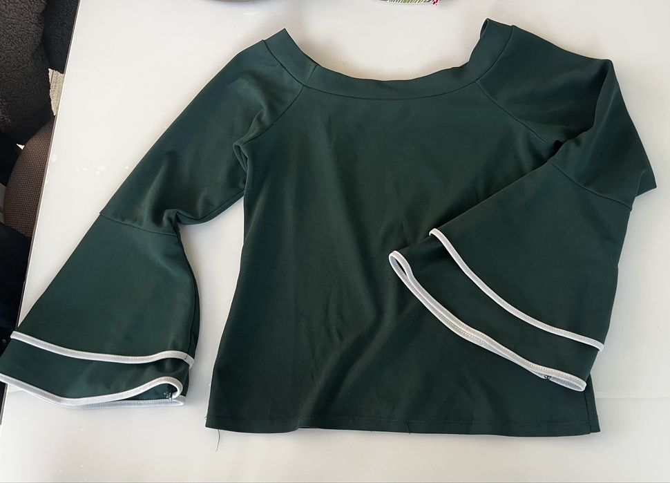 Елегантна зелена блуза с широк ръкав