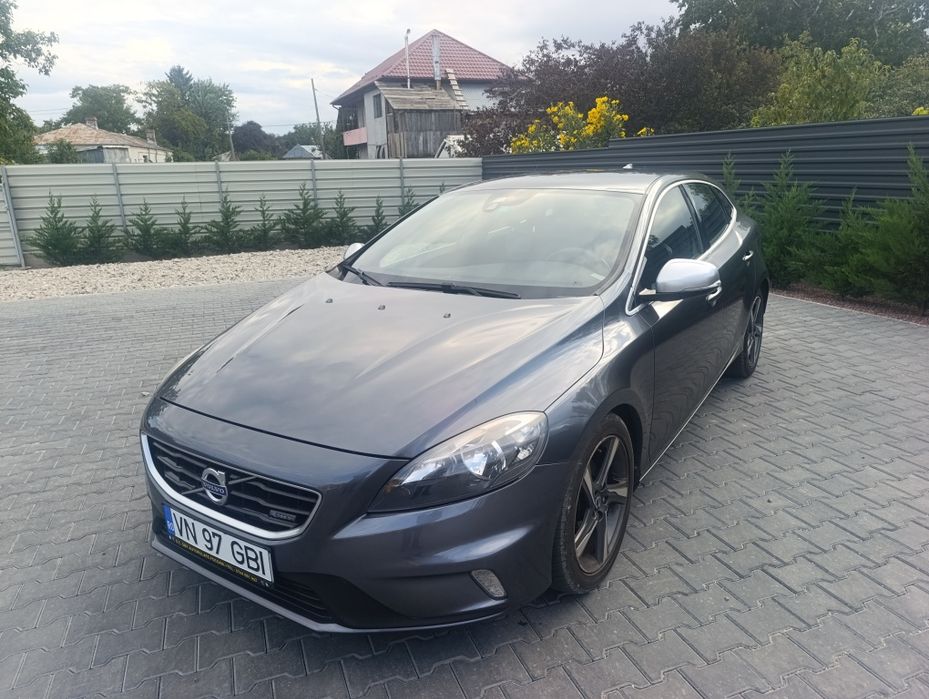 VOLVO V40  R -design. Recent înmatriculată.