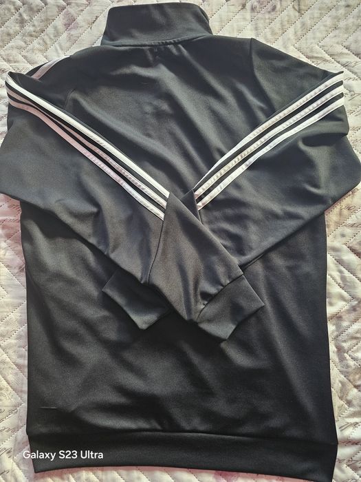 Продавам анцунг адидас