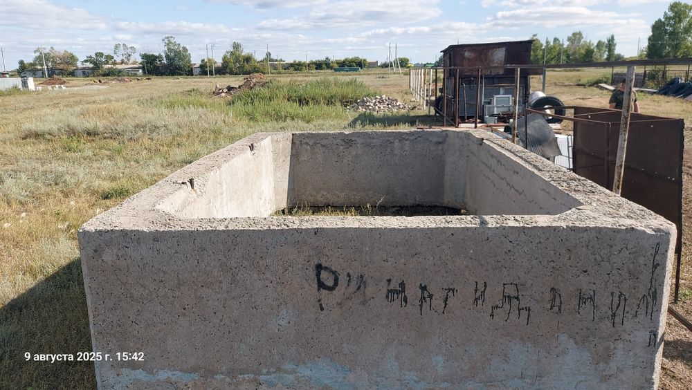 Продам бетонную смогу 2.5 на 4 внутренний диаметр  толщина 27см