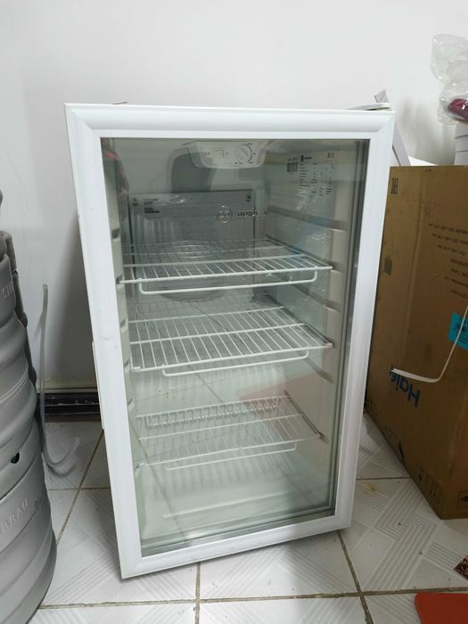 Много оборудования для кафе и бара