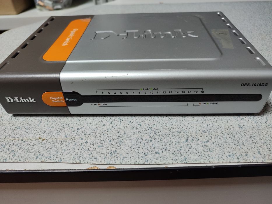 Коммутатор D-Linc модель DES-1018DG.