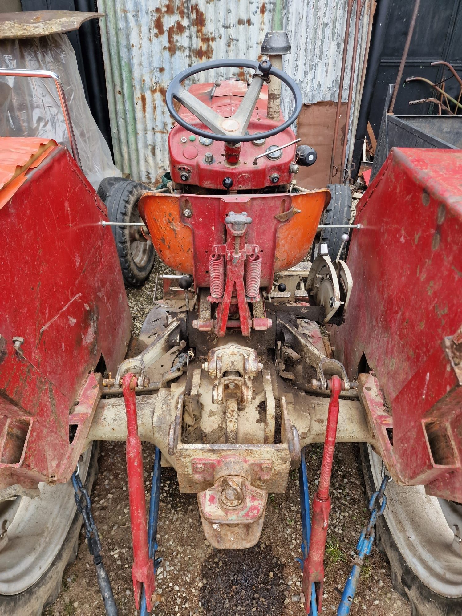 TRACTOR DE VĂNZARE  -  stare buna . Pret 2500E