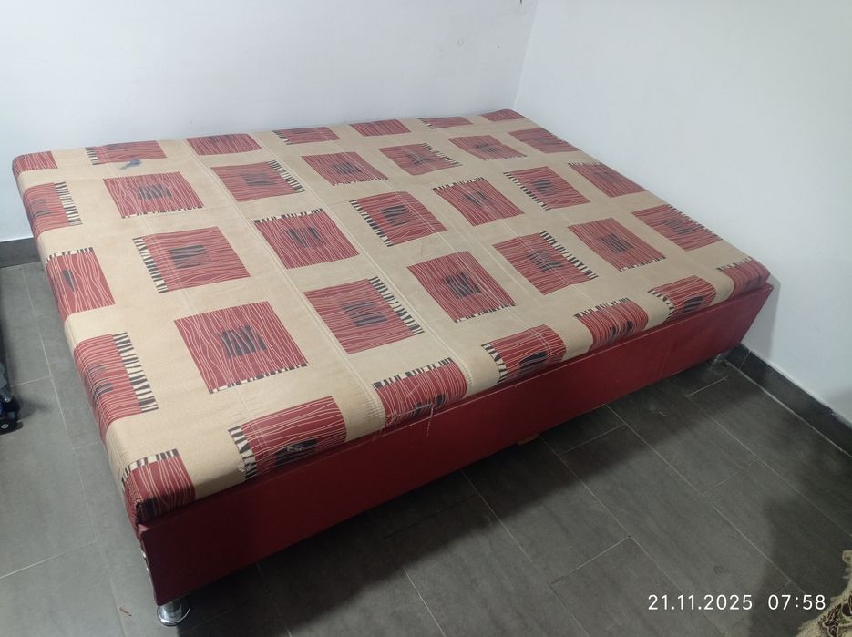 Vând cadru 140x200  pat tapițat cu saltea arcuri 330ron