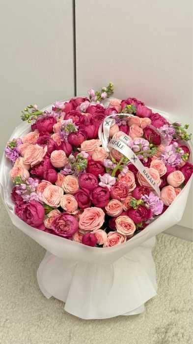 Свежие пионовидные цветы