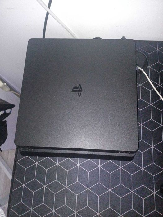 PS4 slim +7 jocuri si un controller