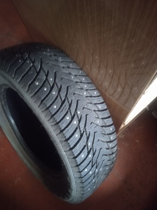 Продам два шипованных баллона