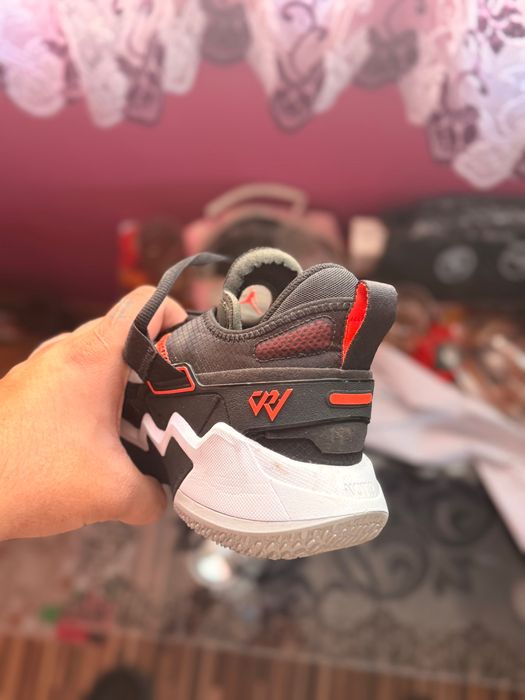 Vând adidasi Jordan mărimea 44