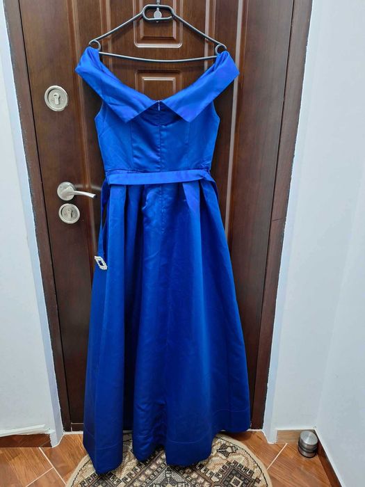Vand rochie nouă de seara