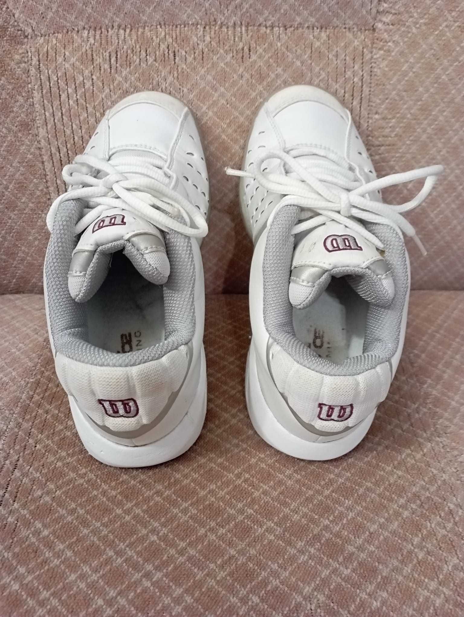 Pantofi sport albi,  marca Wilson masura 38.