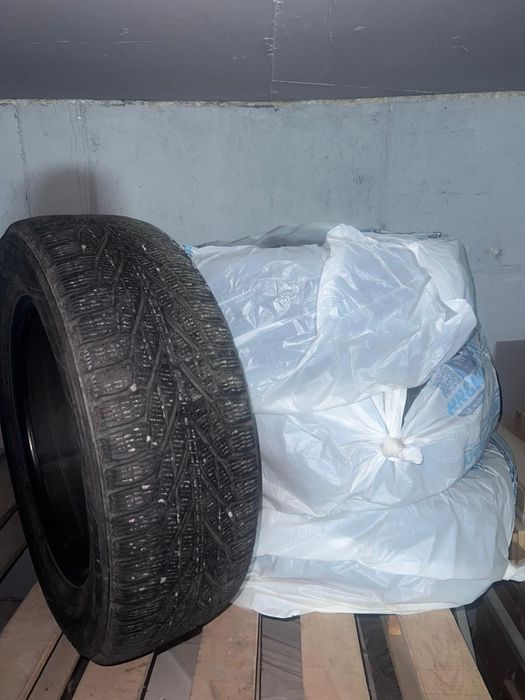 Продам комплект зимних шин Nokian 225/65 R17 б/у в хорошем состоянии