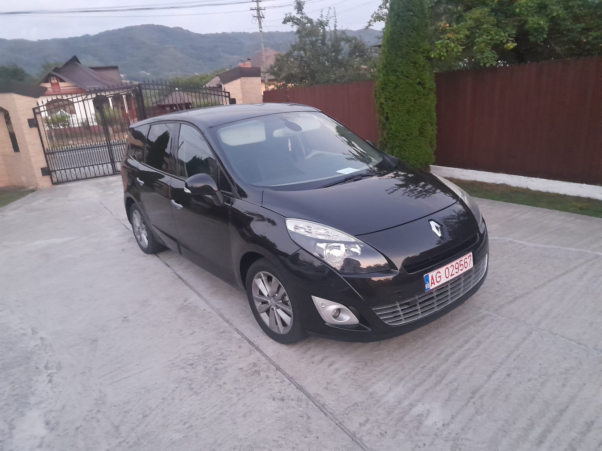 Vând Renault Grand Scenic sau schimbat  cu mașina automata