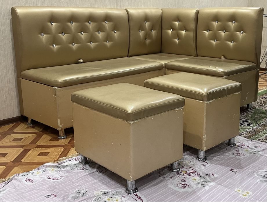 Кухонный угловой диван с двумя пуфиками.
