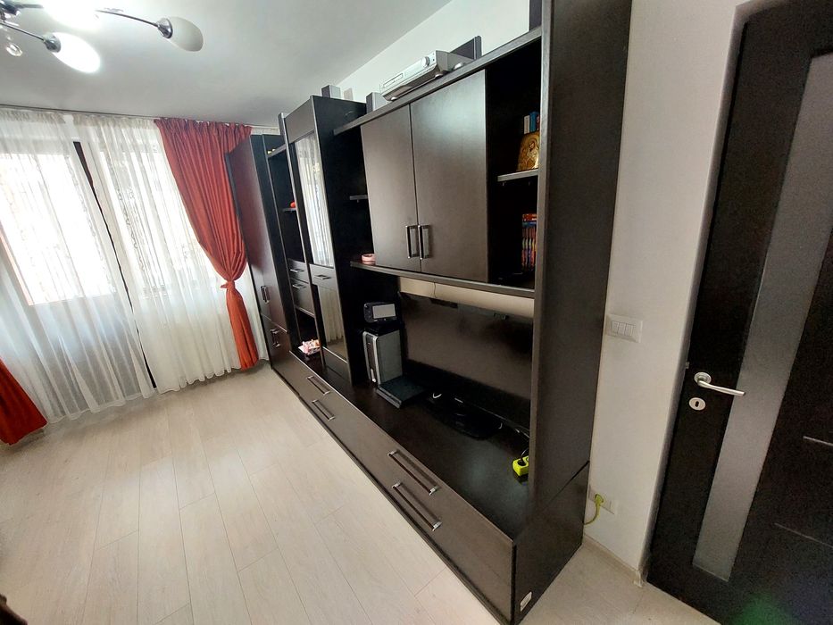 Mobilă living culoare venghe