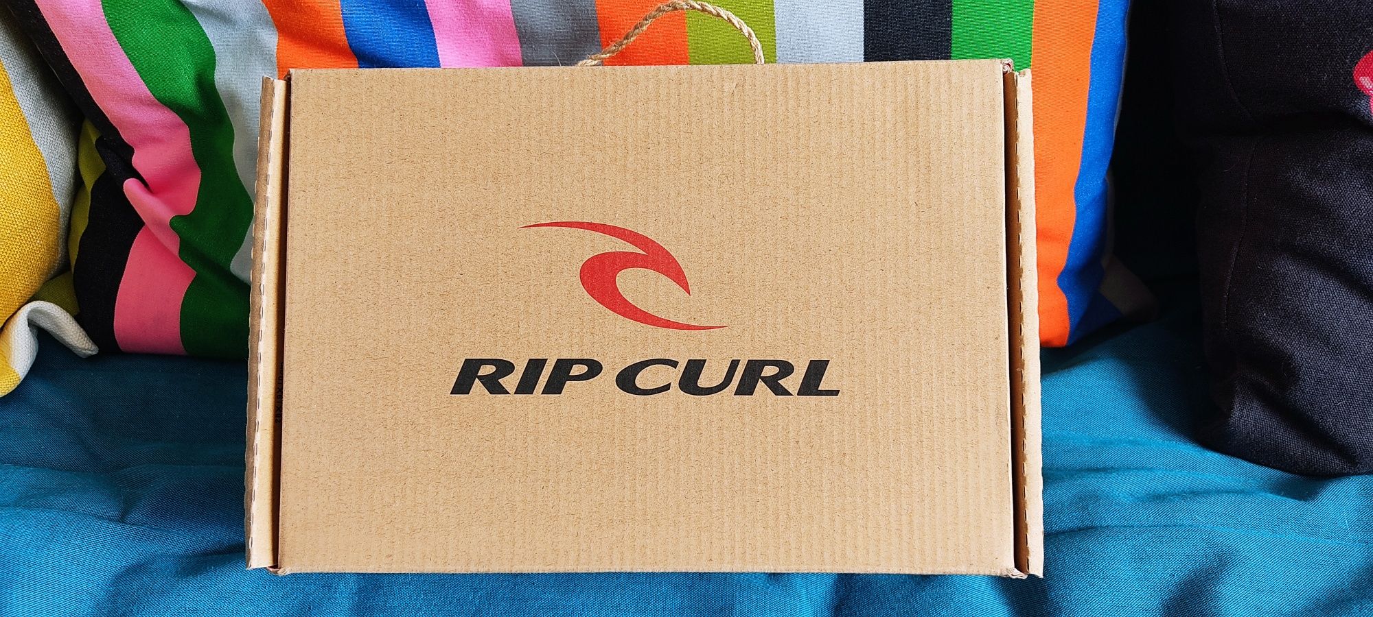 Продавам нови,дамски велурени обувки Rip Curl surf, номер 38.