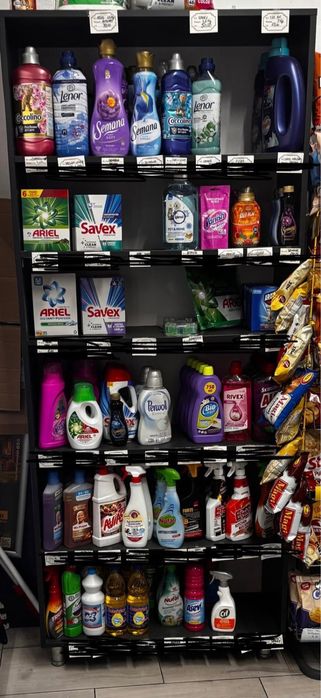 Rafturi magazin pal si tejghele sticla