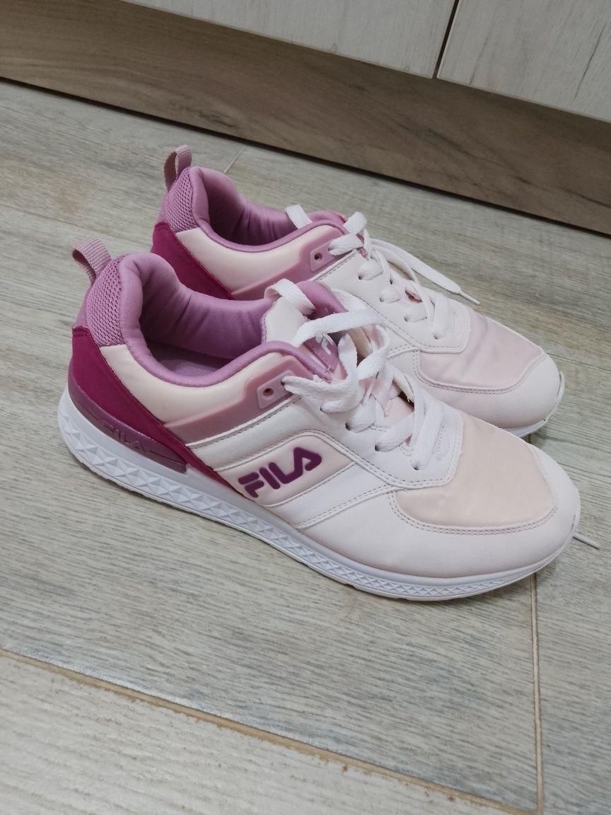 Маратонки FILA  38 номер