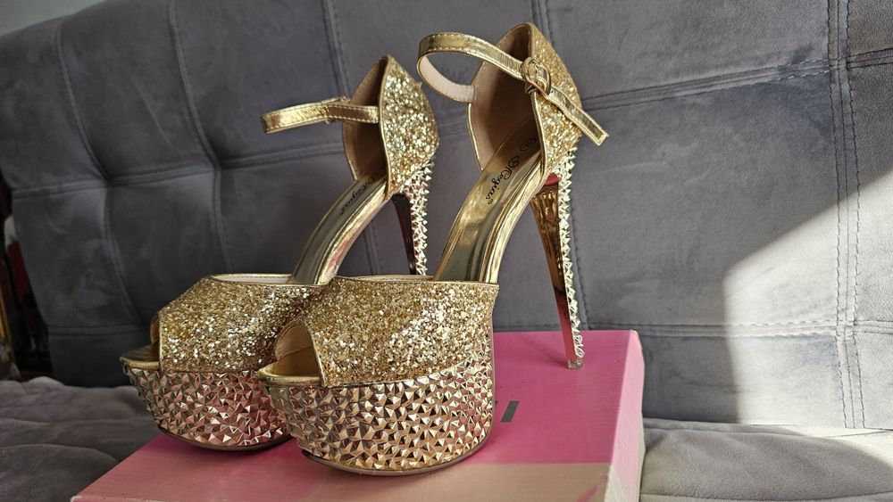 Обувки на висок ток - нови