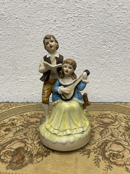 Френска фигура от порцелан музикален механизъм