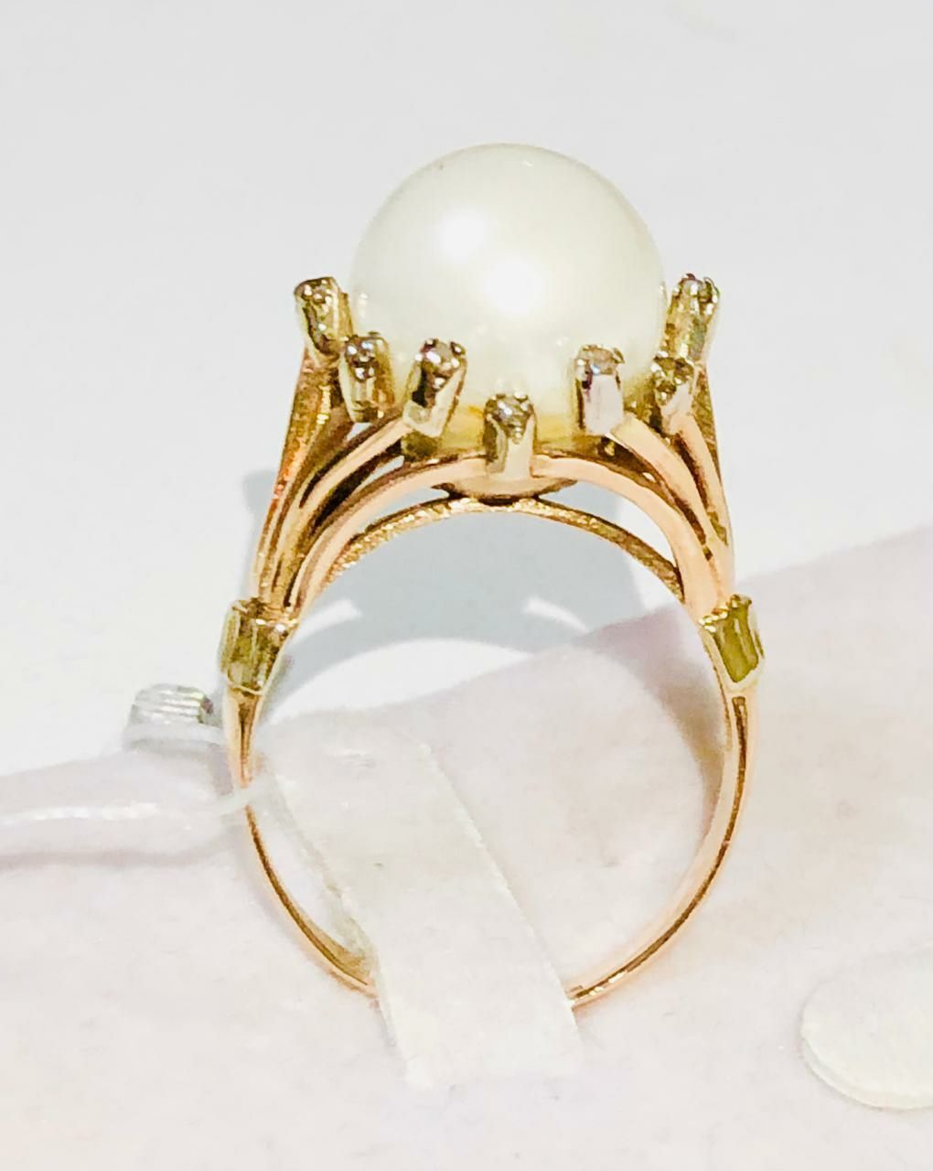 Продается бриллиантовое кольцо с жемчугом 585 пробы.