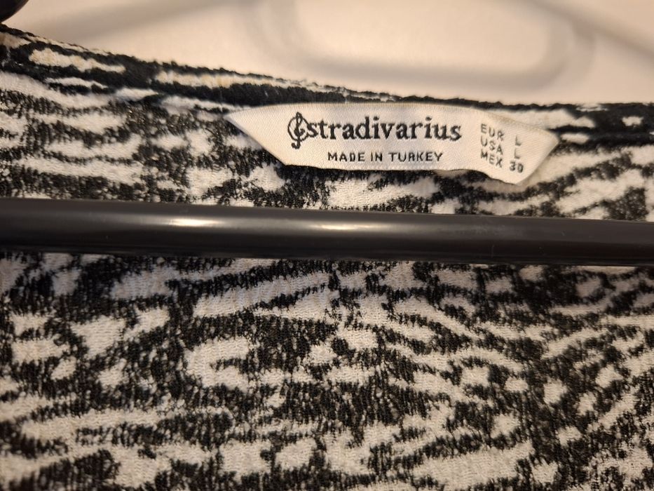 Rochita Steadivarius, marime L, negru cu alb, impecabila