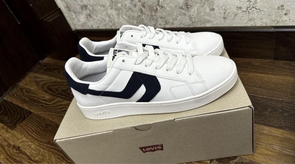 Levis кроссовка 42- размер