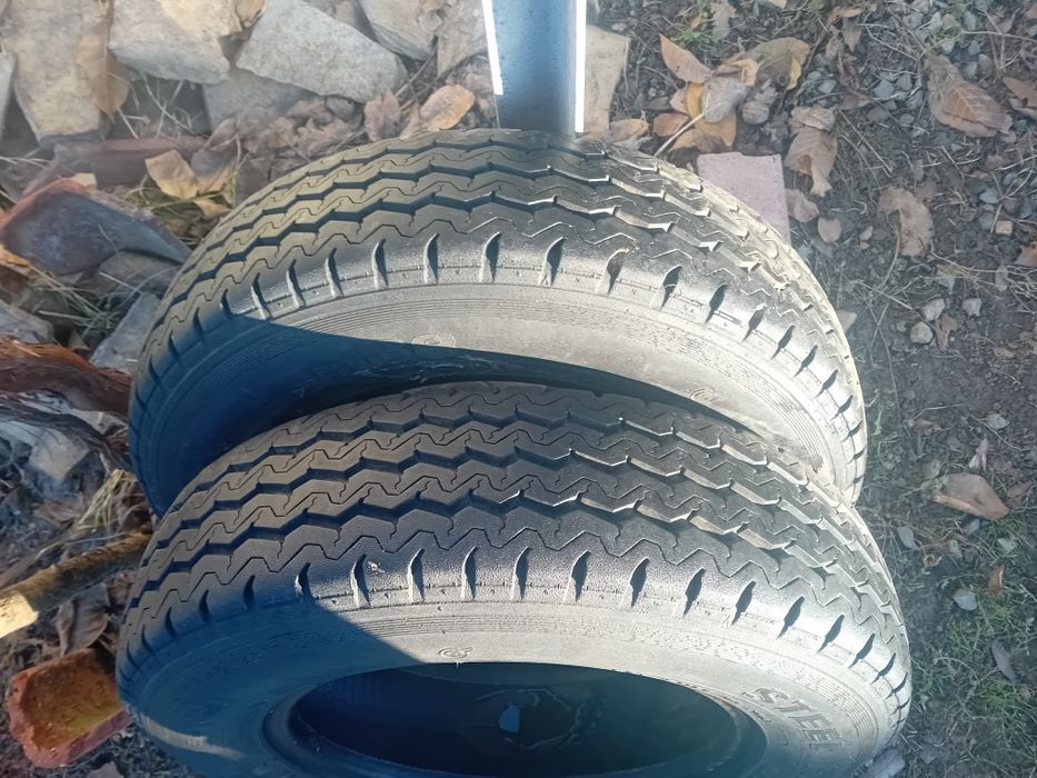 Продавам два броя гуми,подходящи за ремърке или каравана.Размер.155/13