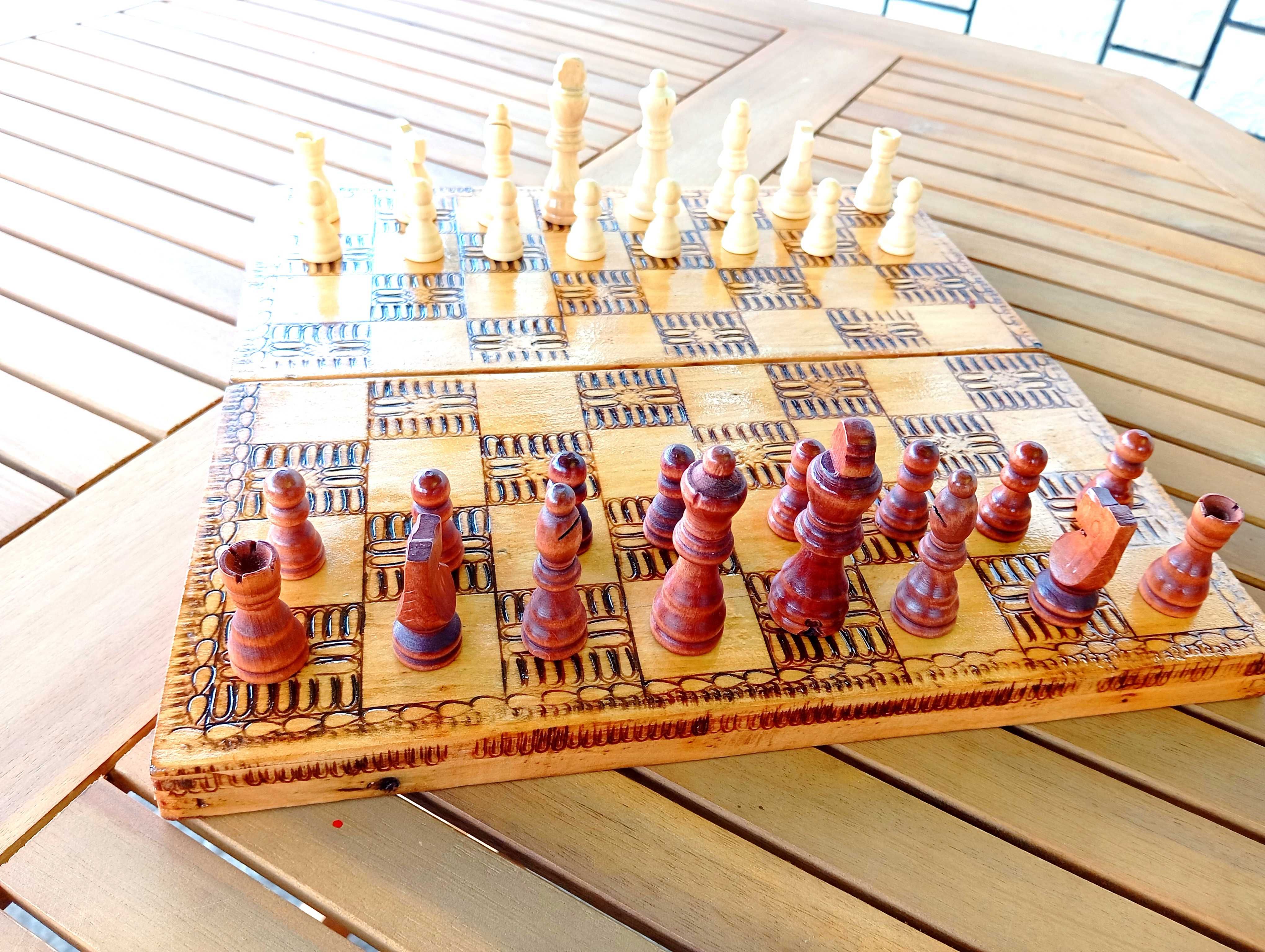 Шах с дървени  фигури
