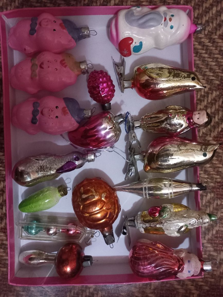 СССР ёлочные игрушки в большом количестве.