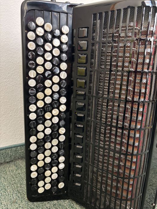 Pigini Button Accordion - BAYAN 58/B DE LUXE (“C” griff in both hands)