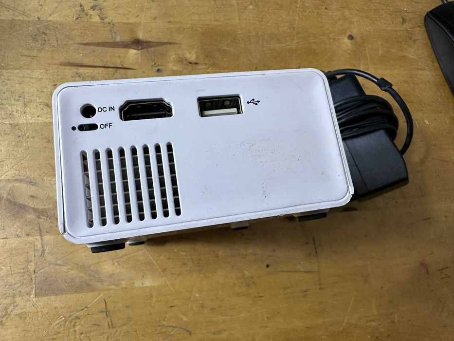 Videoproiector portabil, HD 1080p, 30.000 ore, cu difuzoare integrate