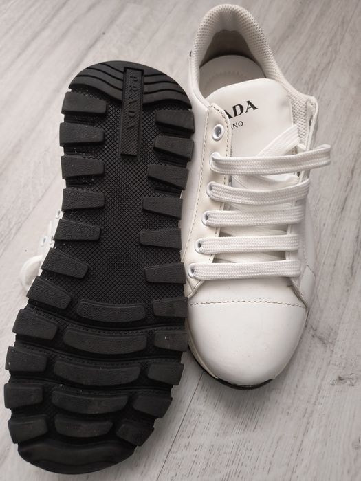 Vând adidași Prada