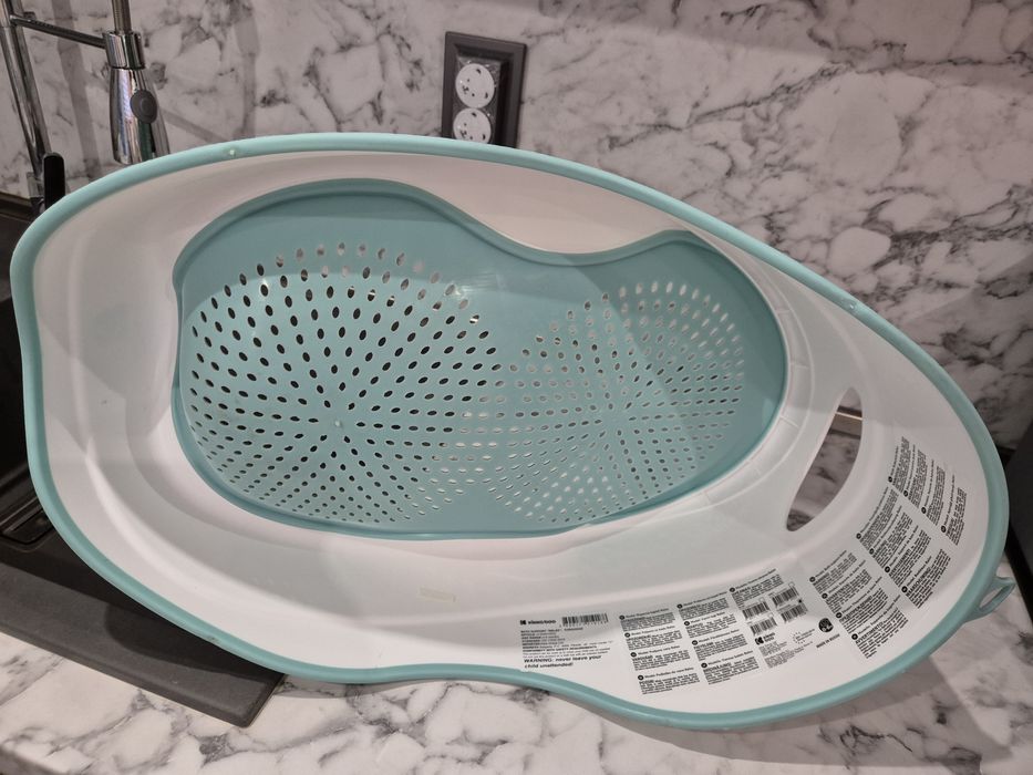 Подложка за вана + халат + хигиеннен продукт A-Derma