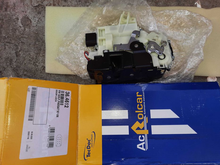 Incuietoare usa fata dreapta VW Golf / Passat / Bora , Skoda Octavia